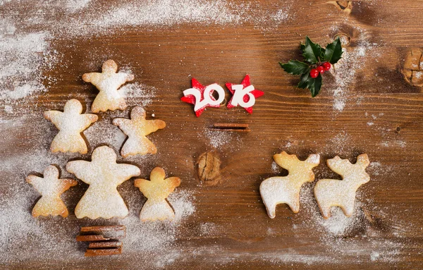 Weihnachtsbaum aus selbst gebackenen Engelskeksen — Stockfoto