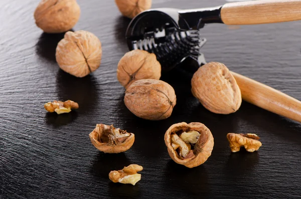 Primer plano de nueces y cascanueces —  Fotos de Stock