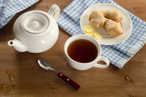 Té con jengibre en plato blanco — Foto de Stock