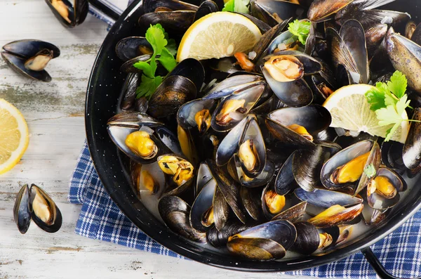 Copper pot of gourmet mussels — Stock Photo, Image