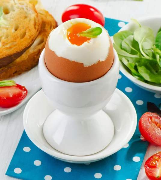 Gekookt ei met toast en kruid — Stockfoto