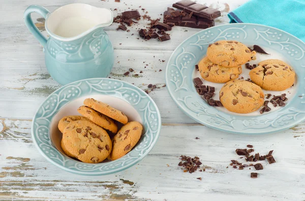 Chocolate chip cookies with milk — Stock Photo, Image