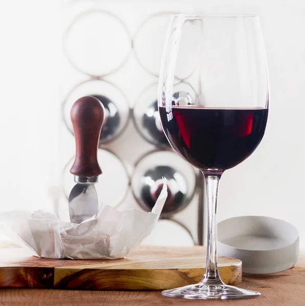 Weinglas mit Flaschen und Käse. — Stockfoto