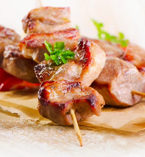 Pork kebabs served with vegetables — Stock Photo, Image