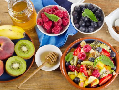 sağlıklı ev yapımı meyve salatası