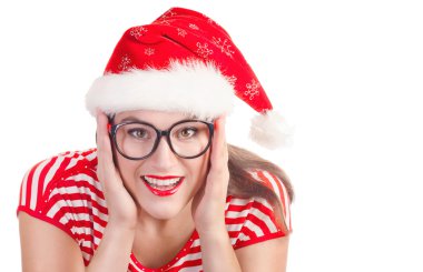 Noel Baba şapkalı genç kadın.