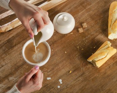 espresso kahve için süt dökme.