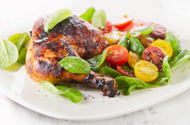 Taze sebze ile kavrulmuş tavuk budu.