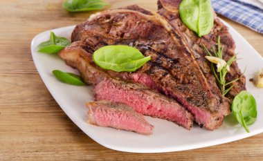 Taze salata ile servis sığır eti biftek. 