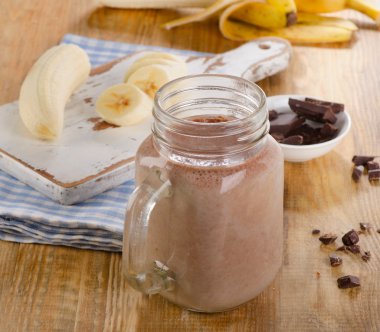 Çikolata muz smoothie kavanoz içinde.