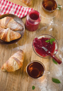 Fincan çay ve kruvasan kahvaltı için