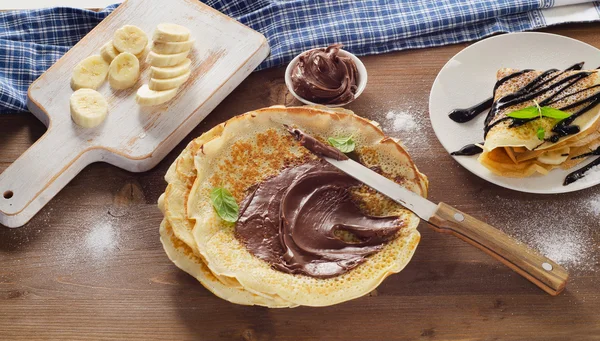 Crêpes sucrées à la crème au chocolat — Photo