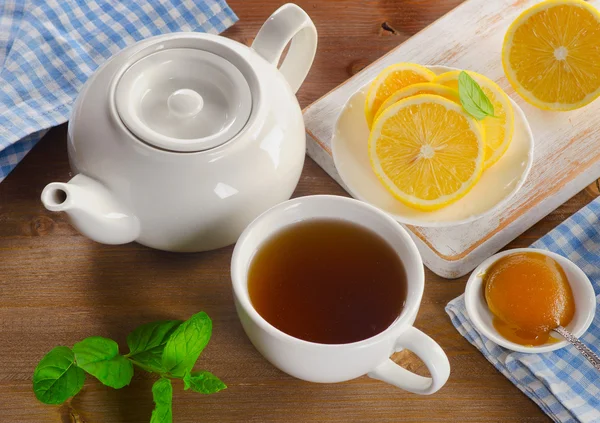Czajniczek i filiżanka herbaty — Zdjęcie stockowe
