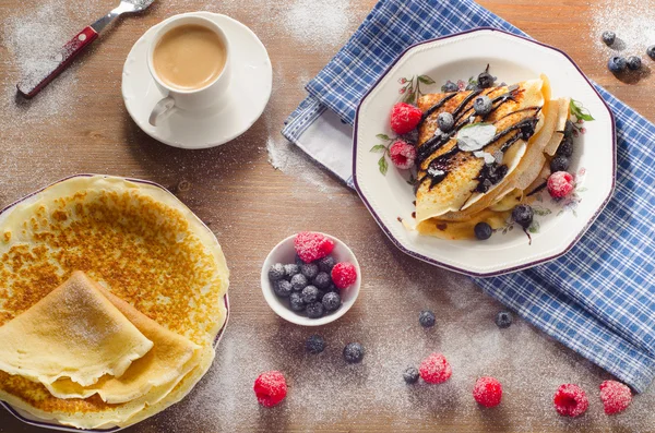 Crepes com bagas para o café da manhã — Fotografia de Stock