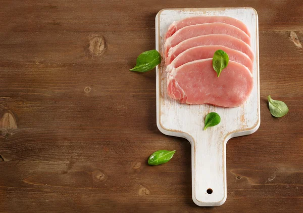 Raw pork on a cutting board. — Stock Photo, Image