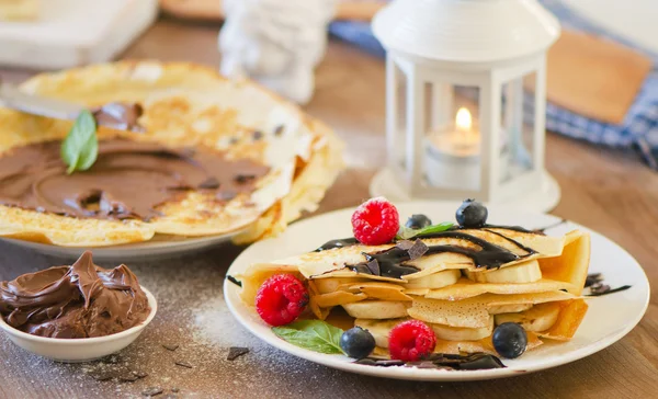 Petit déjeuner de Noël. Crêpes à la crème au chocolat et baies . — Photo