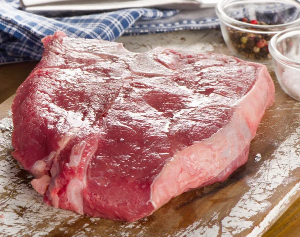 Syrový hovězí steak na prkně. — Stock fotografie