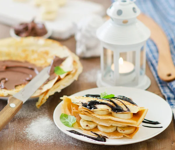 Petit déjeuner de Noël. Crêpes à la crème au chocolat . — Photo