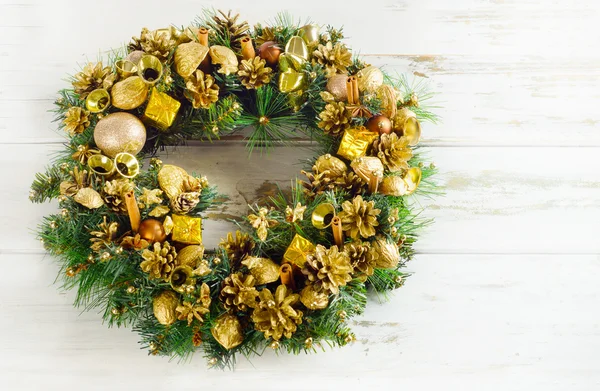 Weihnachtskranz auf Holzgrund — Stockfoto