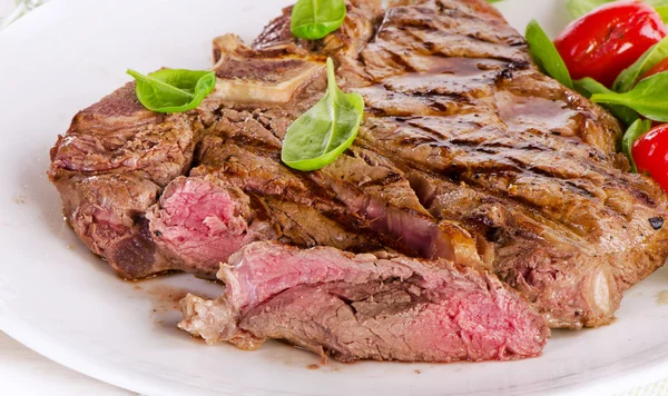 Steak de boeuf servi avec salade verte . — Photo