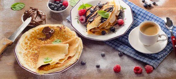 Pannenkoeken met frambozen en chocolade crème — Stockfoto