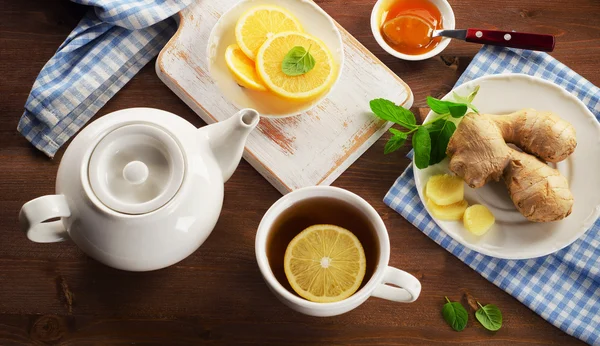 Τσάι με λεμόνι σε ξύλινα φόντο — Φωτογραφία Αρχείου