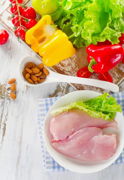 Chicken breast  and fresh vegetables. — Stock Photo, Image