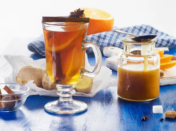 Imbir herbata z orange w filiżance szkła. — Zdjęcie stockowe