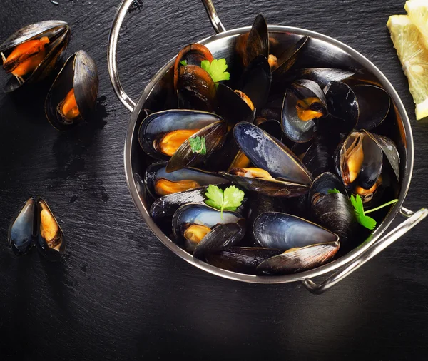 Boiled mussels on a dark background. — Stock Photo, Image