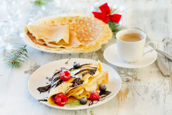 Petit déjeuner de Noël. Tasse de café et crêpes aux baies fraîches — Photo