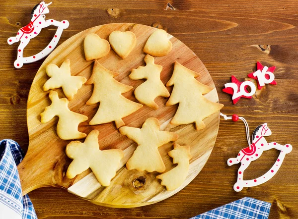 Biscoitos de Natal caseiros na mesa de madeira — Fotografia de Stock