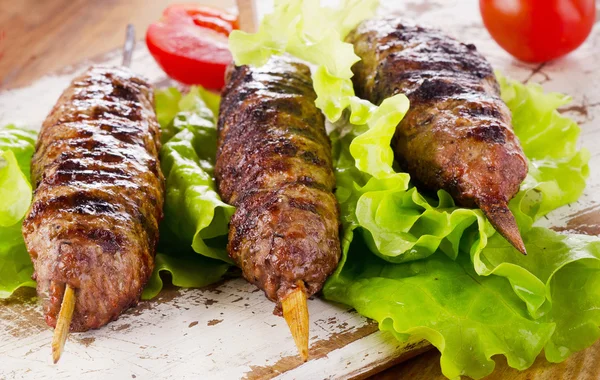 Kebab con verduras frescas . —  Fotos de Stock