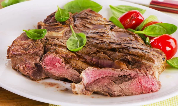 Bife de carne servida com salada verde . — Fotografia de Stock