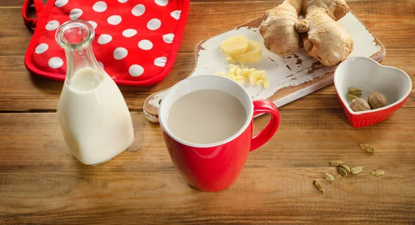 Ingwertee mit Milch in einer Tasse — Stockfoto