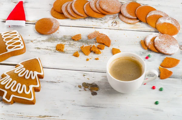 Φλιτζάνι καφέ με γλυκά μπισκότα Χριστουγέννων. — Φωτογραφία Αρχείου