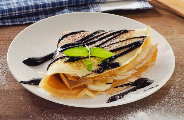 Crepe con crema di cioccolato e banana . — Foto Stock