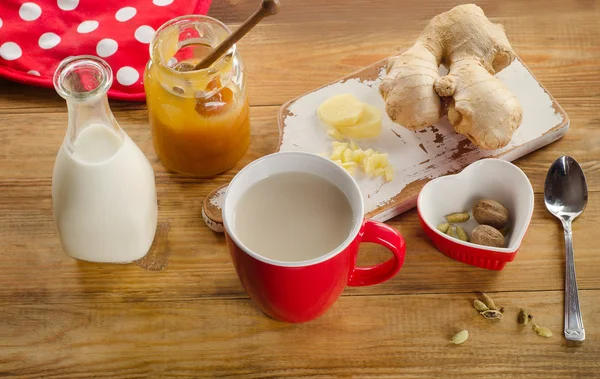 Gyömbér tea a piros pohár tejjel — Stock Fotó