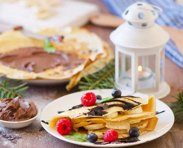 Crepes con crema al cioccolato e bacche fresche — Foto Stock