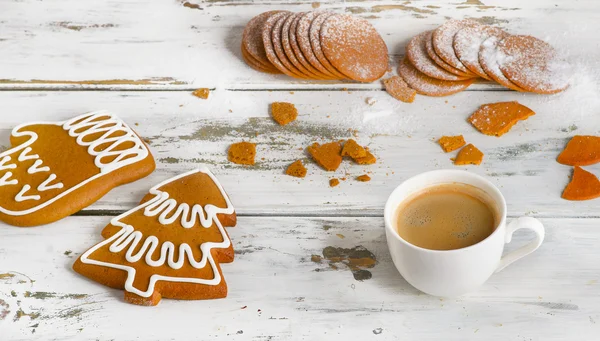 Cup of espresso coffee with Christmas cookies. — Stock Photo, Image