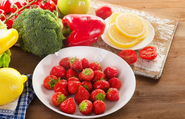 Verduras frescas y fresas —  Fotos de Stock