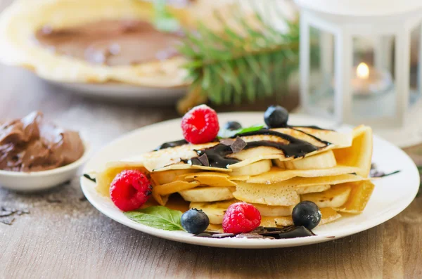 Colazione dolce di Natale. Crepes con crema al cioccolato e fresco — Foto Stock