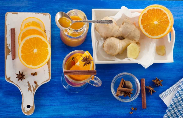 Té de jengibre con naranja, especias y miel . — Foto de Stock