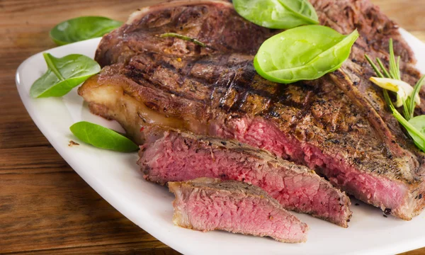 Bistecca servita con insalata verde . — Foto Stock