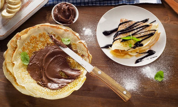 Crepes com creme de chocolate e bananas . — Fotografia de Stock