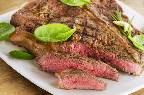 Bistecca servita con insalata verde fresca . — Foto Stock