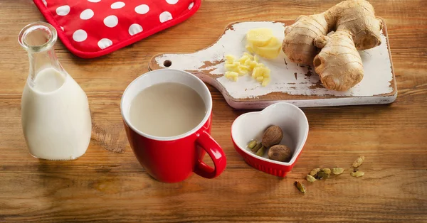 Gember thee met melk in een kopje — Stockfoto