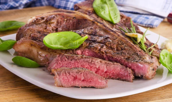 Bistecca di manzo servita con insalata fresca . — Foto Stock