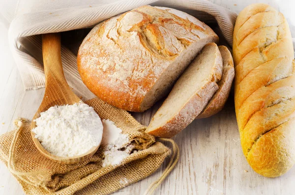 Pane fresco sul tavolo di legno — Foto Stock