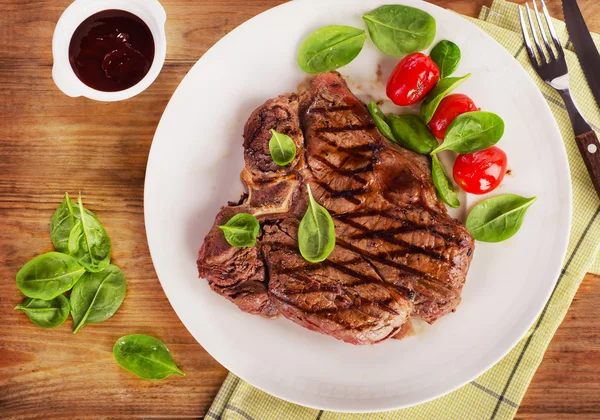 Biftek s zeleným salátem — Stock fotografie
