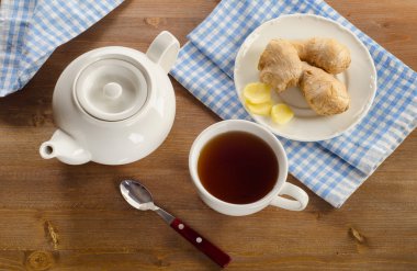Çay ve zencefil ahşap arka plan üzerinde